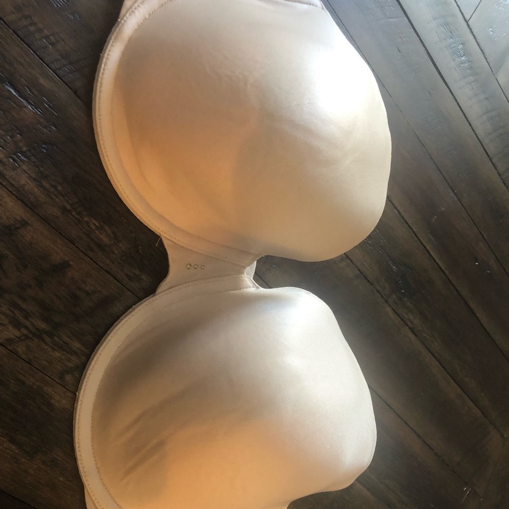 Victoria’s Secret strapless bra